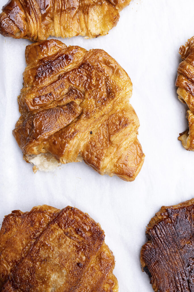 Photo des produits de boulangerie smash croissants caramélisé